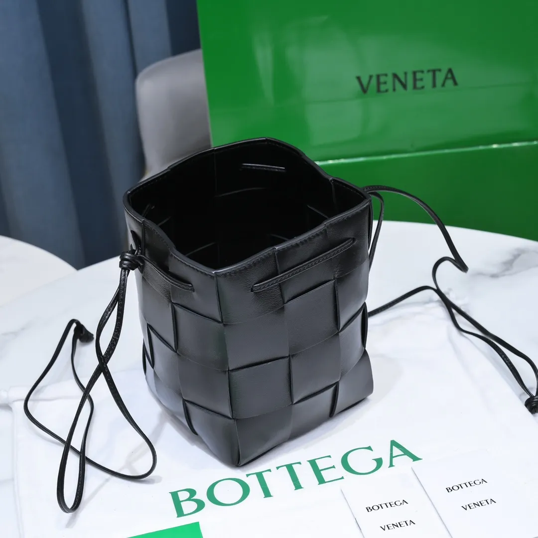 Bottega veneta* new woven small bucket bag latest series # The square bag shape is matched with classic woven elements, drawstring design, minimalism, and has a very large capacity. Every color is beautiful, it is simple and elegant but has a cool style. It can be used by both men and women, and the upper body is fashionable and classy! Style number: 6612# Large size: 19x14x13cm